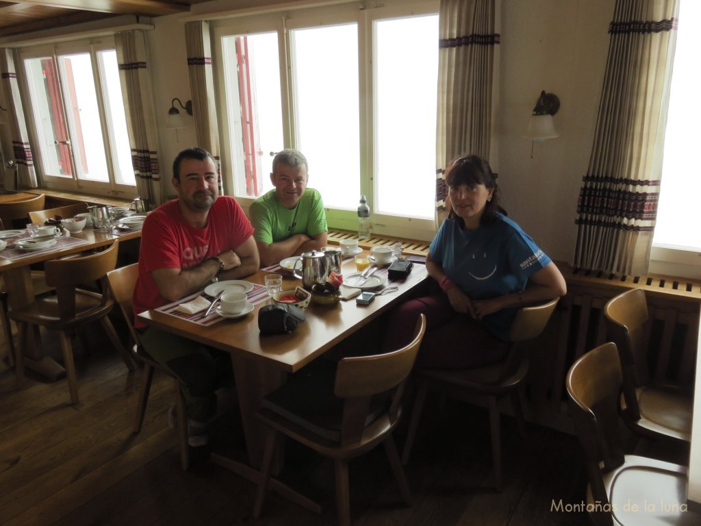 Joaquín, Luis y Olga desayunando en el Refugio/Hotel de Oberaar